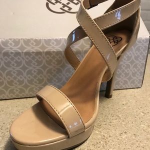 Daisy Fuentes nude 4” high heels size 5 1/2